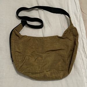Baggu Medium Crescent Bag - Mossy Green Color